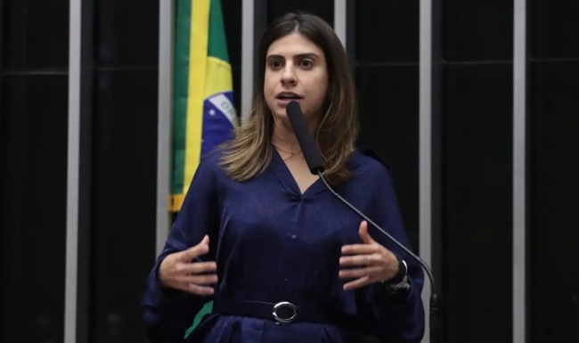 Deputada do PT acusada de agredir Nikolas Ferreira fica fora da lista de investigados