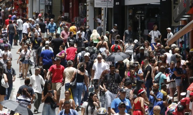 População brasileira chega a 213,4 milhões em julho de 2025