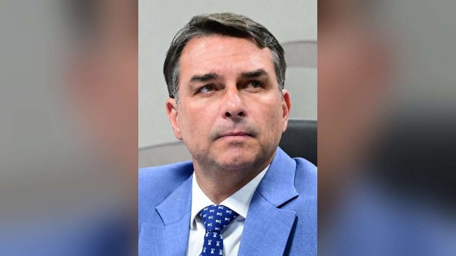 Flávio Bolsonaro diz que fim da reeleição deve valer já para eventual mandato dele
