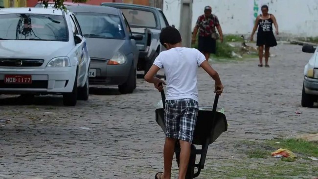 Trabalho infantil cai ao menor nível desde 2016; veja onde a proporção é maior