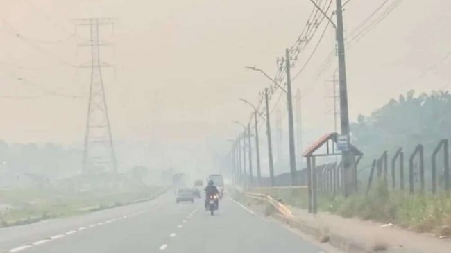Manaus amanhece sob fumaça e lidera poluição no país; chuva alivia parte da cidade