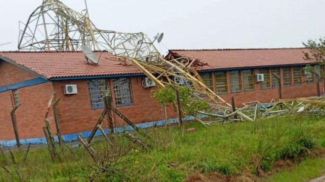Torre cai sobre escola em Santana do Livramento e alunos estão sem aula desde o dia 8