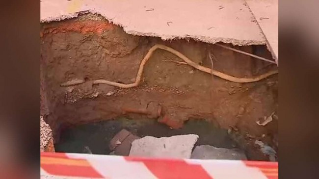 Cratera se abre em garagem de condomínio em Porto Alegre