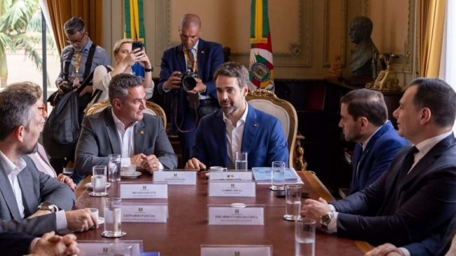 Equipe de Zucco recebe material para os primeiros 100 dias