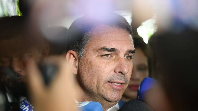 Vem à tona o plano da PF para pressionar Flávio a voltar ao Brasil